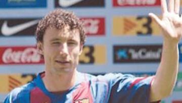 <b>DE AZULGRANA. </b>Van Bommel se presentó ayer con el Barça.