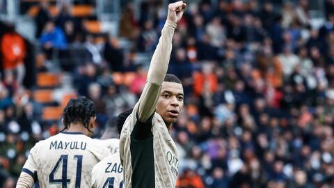 Mbappé celebra uno de sus goles ante el Lorient