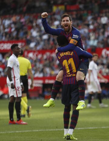 El jugador del Barcelona, Leo Messi, celebra el 2-2 al Sevilla con Dembélé. 