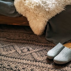 ¿Por qué se dejan los zapatos en la entrada de casa y de dónde viene la tradición?