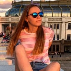 Muere la tiktoker Arina Glazunova a los 27 años tras caer por las escaleras de una boca de metro