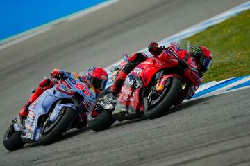 Bonito duelo final entre Pecco Bagnaia y Marc Márquez. 
 