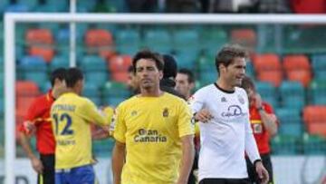 <b>POCOS AMIGOS. </b>El bigoleador Javi Guerrero se retira a los vestuarios cariacontencido después de la derrota ayer en el Helmántico.