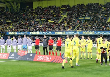 Salida al campo de los jugadores para la formación incial.