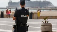 Un agente de la Policía Nacional, en el Paseo Neptuno, a 27 de junio de 2024, en Valencia, Comunidad Valenciana (España). El Gobierno, a través del Ministerio del Interior, reforzará con 718 agentes las plantillas de Policía Nacional y Guardia Civil en la Comunitat Valenciana con motivo de la Operación Verano. En total, las nueve comunidades autónomas con mayor afluencia turística verán reforzados sus operativos con 4.407 agentes.
27 JUNIO 2024;POLICÍAS;REFUERZO;NACIONAL;VERANO;VALENCIA
Rober Solsona / Europa Press
27/06/2024