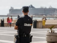Un agente de la Policía Nacional, en el Paseo Neptuno, a 27 de junio de 2024, en Valencia, Comunidad Valenciana (España). El Gobierno, a través del Ministerio del Interior, reforzará con 718 agentes las plantillas de Policía Nacional y Guardia Civil en la Comunitat Valenciana con motivo de la Operación Verano. En total, las nueve comunidades autónomas con mayor afluencia turística verán reforzados sus operativos con 4.407 agentes.
27 JUNIO 2024;POLICÍAS;REFUERZO;NACIONAL;VERANO;VALENCIA
Rober Solsona / Europa Press
27/06/2024