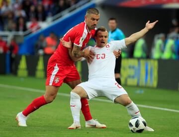 Aleksandar Kolarov y Xherdan Shaqiri.