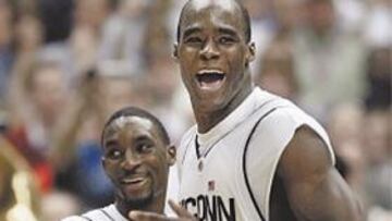 <b>CAMPEONES. </b>Gordon y Okafor, con la Universidad de Connecticut.