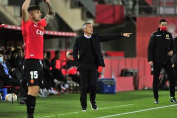 Fran Escribá da órdenes a sus jugadores en el partido ante el Mallorca.