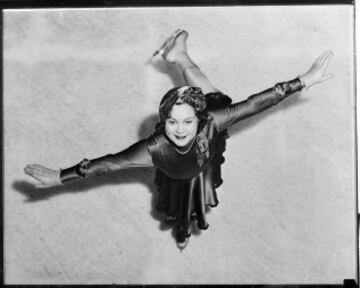 La noruega destacó como actriz y en el patinaje sobre hielo; en este segundo rubro se erigió en 10 ocasiones como la campeona del mundo y seis veces de Europa; además, de las tres medallas de oro en los Juegos Olímpicos de Invierno en 1928, 1932 y 1936.