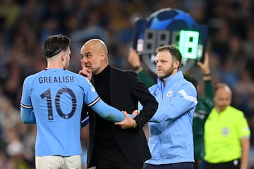 El entrenador español del Manchester City, Pep Guardiola, estuvo muy intenso en la banda donde no paró de dar instrucciones a sus jugadores, como en la imagen con su jugador Jack Grealish.  