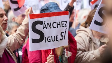 Una persona sujeta un cartel durante una concentraci¨®n en la calle de Ferraz en apoyo al presidente del Gobierno, Pedro S¨¢nchez, en la sede del PSOE, a 27 de abril de 2024, en Madrid (Espa?a). Despu¨¦s de la carta publicada, el pasado mi¨¦rcoles 24 de abril, por el presidente del Gobierno donde anunciaba que medita continuar en el Gobierno y cancelaba durante cuatro d¨ªas su agenda p¨²blica, tras la apertura de una investigaci¨®n judicial contra su mujer, Bego?a G¨®mez, se ha convocado una concentraci¨®n frente a la sede del PSOE para mostrar su apoyo al presidente. La manifestaci¨®n coincide con la reuni¨®n del Comit¨¦ Federal del PSOE.
27 ABRIL 2024;FERRAZ;PRESIDENTE;CARTA;CONCENTRACI?N;APOYO;IZQUIERDA;BEGO?A;PSOE
Jes¨²s Hell¨ªn / Europa Press
27/04/2024