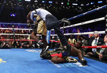 El boxeador estadounidense retuvo el título mundial de los pesados del Consejo Mundial en el primer asalto a los 2 minutos 59 segundos dejando KO al haitiano-canadiense.