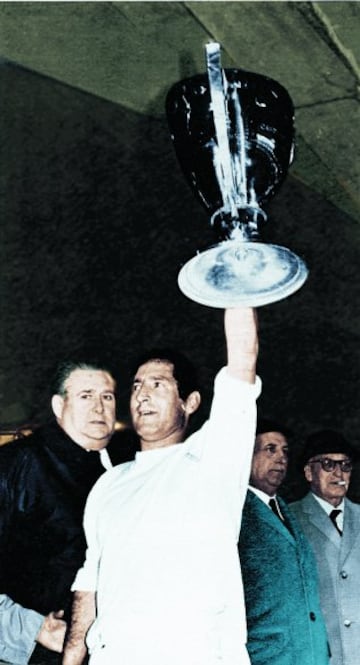 El 19 de abril de 1967, el Real Madrid consiguió su decimosegunda Liga tras ganar en la jornada 28 al Córdoba por 3 goles a 0. En la imagen, Gento levanta la Copa de la Liga. 