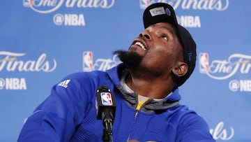 JGM01 CLEVELAND (ESTADOS UNIDOS), 06/06/2017.- El alero de los Golden State Warriors, Kevin Durant durante la rueda de prensa del equipo tras el entrenamiento en el Quicken Loans Arena de Cleveland, Ohio, Estados Unidos hoy 6 de junio de 2017 donde ma&ntilde;ana se enfrentar&aacute;n a los Cleveland Cavaliers en el tercer partido de la final de la NBA. EFE/John G. Mabanglo