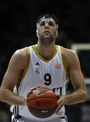 Felipe Reyes con la máscara en el partido de Euroliga de baloncesto Real Madrid-Oldenburg (diciembre 2009).