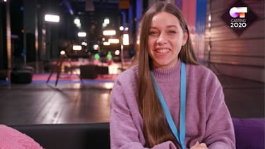 La gallega destaca que su vida "es un show", que le encantan sus ojos y que le gustaría cenar con Nefertiti fideos chinos para preguntarle cosas de su época.