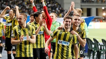 Soccer Football - UEFA Champions League - Play Off - Second Leg - Kairat v Celtic - Ortalyk Stadion, Almaty, Kazakhstan - August 27, 2025 Kairat's Jorginho and teammates celebrate after winning the penalty shootout and qualifying for the UEFA Champions League REUTERS/Pavel Mikheyev TPX IMAGES OF THE DAY