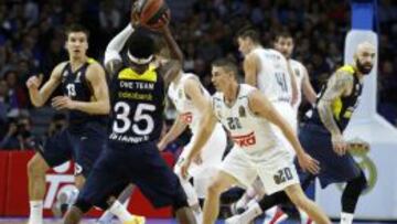 Jaycee Carroll, defiende a Bobby Dixon.