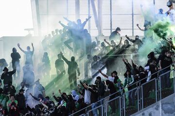 TOPSHOT - Saint-Etienne's fans invade the stadium during the French L1 football match played behind closed door between AS Saint-Etienne and Stade Rennais FC, on April 23, 2017 at the Geoffroy Guichard stadium in Saint-Etienne, central France. / AFP PHOTO / PHILIPPE DESMAZES CERRAO