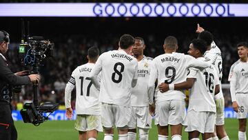 MADRID, 19/01/2025.- El centrocampista uruguayo del Real Madrid Fede Valverde (2i) celebra con sus compañeros tras marcar un gol que posteriormente ha sido anulado por fuera de juego durante el partido de la jornada 20 de LaLiga EA Sports entre el Real Madrid y el UD Las Palmas, este domingo en el Estadio Santiago Bernabéu de Madrid. EFE/ Fernando Villar