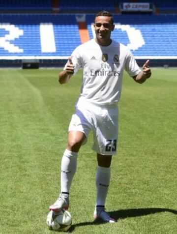 El lateral derecho brasileño Danilo Luiz Da Silva durante su presentación hoy como nuevo jugador del Real Madrid, en el estadio Santiago Bernabeu. 