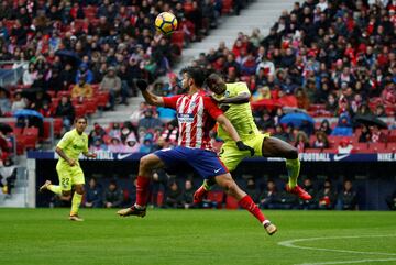 Diego Costa de cabeza ante Djene Dakonam.