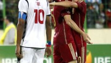 Juanfran y Cazorla celebran el gol