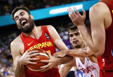 El ala-pívot español Pierre Oriola disputa un rebote con el ala-pívot croata Dario Saric.