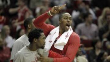 Patrick Beverley y Dwight Howard festejan el triunfo ante Indiana. 