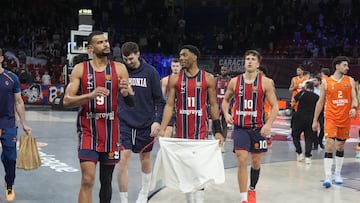 Los jugadores del Kosner Baskonia tras la derrota contra el Valencia Basket en la última jornada de la Euroliga.