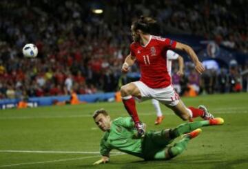 Gareth Bale con Igor Akinfeev.