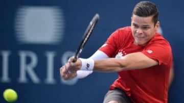 Milos Raonic también se acercó al estilo de los futbolistas con el pelo corto a los lados y más largo arriba.