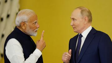 Russia's President Vladimir Putin talks to India's Prime Minister Narendra Modi before awarding him the Order of St. Andrew the Apostle the First-Called at the Kremlin in Moscow, Russia July 9, 2024. REUTERS/Evgenia Novozhenina