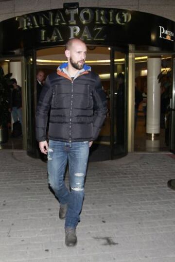 Gonzalo Miró saliendo del Tanatorio de "La Paz", en Tres Cantos, donde se encuentra instalada la capilla ardiente del entrenador y exseleccionador nacional Luis Aragonés, que ha fallecido esta mañana en Madrid a los 75 años de edad.