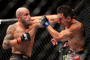 Adesanya gana con el piloto autom¨¢tico a Cannonier en el UFC 276