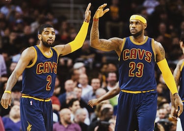 LeBron, como muchos otros, aparece por partida doble en esta lista. En 2014 abandonó los Heat tras dejar un legado imborrable y regresó a casa para disgusto de Pat Riley, que definió esta decisión como “el mayor error” de su carrera. Pero LeBron, que tenía las cosas claras, no quiso hacer todo esto solo e instó a David Griffin, directivo con el que hoy está enemistado, a construir una plantilla a su altura. El primer intento fue agua, como ya se sabe; a pesar de Kevin Love y Kyrie Irving (y JR Smith, un traspasado Dion Waiters, Timofey Mozgov, Anderson Varejao, Tristan Thompson, Iman Shumpert, Matthew Dellavedova, el envejecido Shawn Marion), las lesiones dejaron sin título a los Cavaliers el año que más cerca parecían estar del nivel de sus rivales, que volaron en 2017 y 2018 gracias a una plantilla de ensueño y también parecieron superiores en 2016, al menos en la primera parte de la eliminatoria. LeBron, sin Love ni Kyrie, hizo un esfuerzo tremendo ante los Warriors 35,8+13,3+8,8 asistencias de promedio, pero con más de 30 lanzamientos por noche intentados y menos del 40% en tiros de campo) y llevó a poner 2-1 arriba a los Cavs. Pero la lógica se impuso y los Warriors ganaron el primer anillo (4-2) de su particular dinastía.  