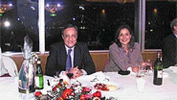 <b>ALEGRÍA</b>. Florentino Pérez no podía disimular la alegría por la consecución de la Intercontinental. A su lado, Nuria González esposa de Fernando Fernández Tapias.