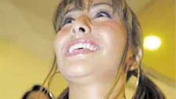 <b>¡POR ESO GANAN!</b> Ya sabemos el truco de Brasil, risas, guaraná y estas alegres animadoras. Por eso los nuestros no van con la misma alegría.