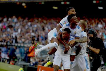 Liderado por Alaba desde la zaga y por Vinícius en el ataque, el Madrid se lleva la victoria en el Clásico ante el Barcelona. El primero, además, marca el primer tanto del encuentro con un formidable zurdazo ante el que Ter Stegen no puede hace nada. El segundo sufrirá hasta seis faltas de sus rivales azulgrana, incapaces de detener su juego explosivo…