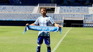 Brasanac. con la bufanda del Málaga.