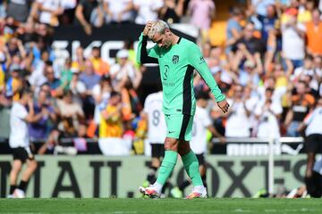 El jugador del Atlético de Madrid, Antoine Griezmann, cabizbajo tras el segundo gol del Valencia. 