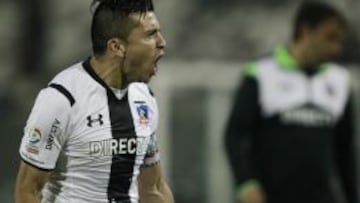 El jugador de Colo Colo, Gonzalo Fierro celebra su gol contra Union Espanola durante el partido por semifinal de la Copa Chile en el estadio