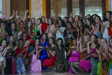 Las concursantes del 71º certamen de Miss Mundo posan para conmemorar el Día Internacional de la Mujer en Bombay, India.
