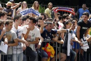 La afición esperaba a los jugadores del equipo merengue a su llegada al hotel de concentración.