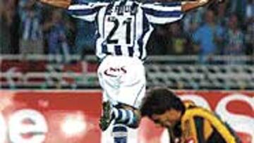 <b>EL GOLEADOR TAPADO</B>. De Paula anotó dos goles en 15 minutos sobre el campo.