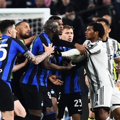 Cuadrado llega al Inter entre protestas