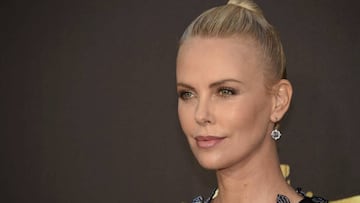 Charlize Theron dice que ser guapa se lo ha puesto difícil