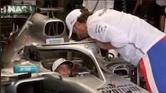 Lewis Hamilton monta al hijo de Cristiano a su Mercedes W10
