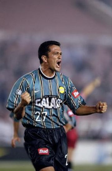 Carlos Hermosillo - Sus 19 goles entre 1998 y 1999 con el L.A. Galaxy lo posicionan segundo en la lista histórica.